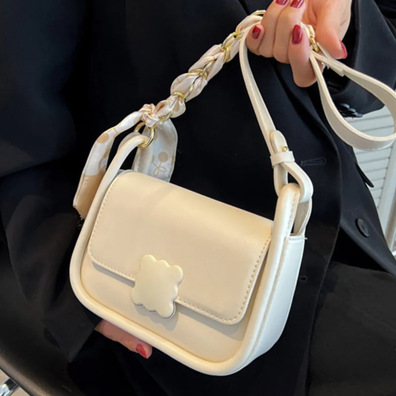 Women's Solid White Shoulder Bags 2022 Soft Leather Crossbody Bag Silk Scarf Small Flap Handbag Ladys Chain Design Messenger Bag
Women's Solid White Shoulder Bags 2022 Soft Leather Crossbody Bag Silk Scarf Small Flap Handbag Ladys Chain Design Messenger Bag