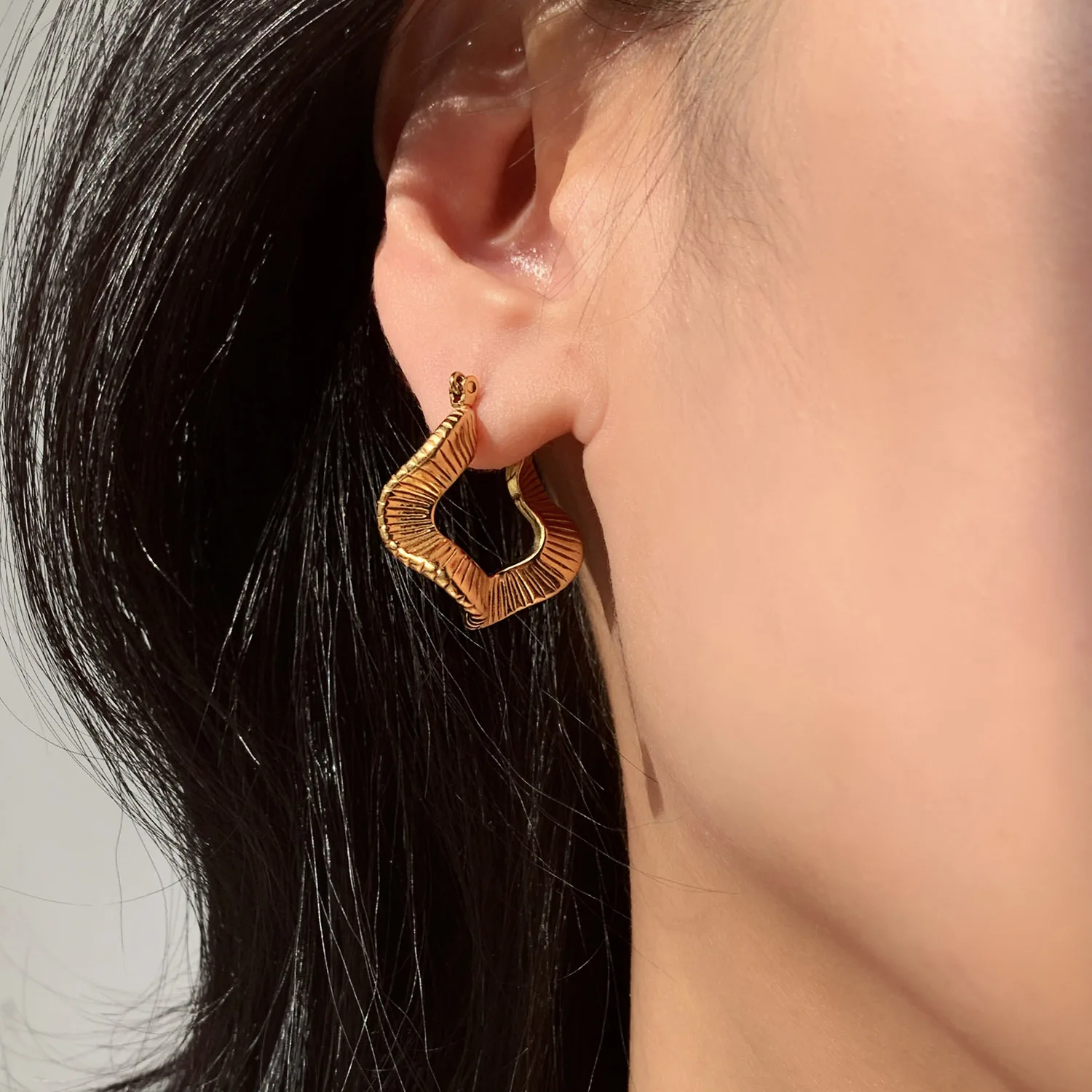 Yori большая акция серьги-гвоздики из нержавеющей стали 18K с PVD-покрытием текстура