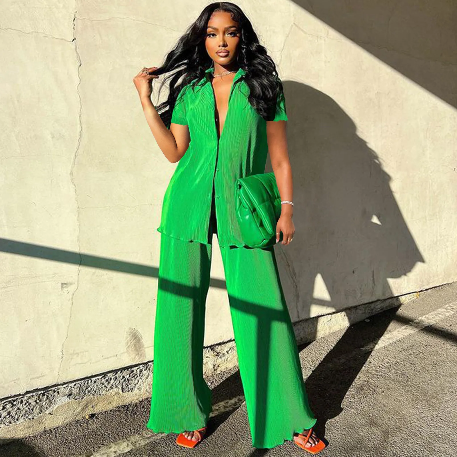 Женский однобортный комплект из двух предметов, повседневный однотонный топ с коротким рукавом и отложным воротником и брюки, лето 2022
Женский однобортный комплект из двух предметов, повседневный однотонный топ с коротким рукавом и отложным воротником и брюки, лето 2022