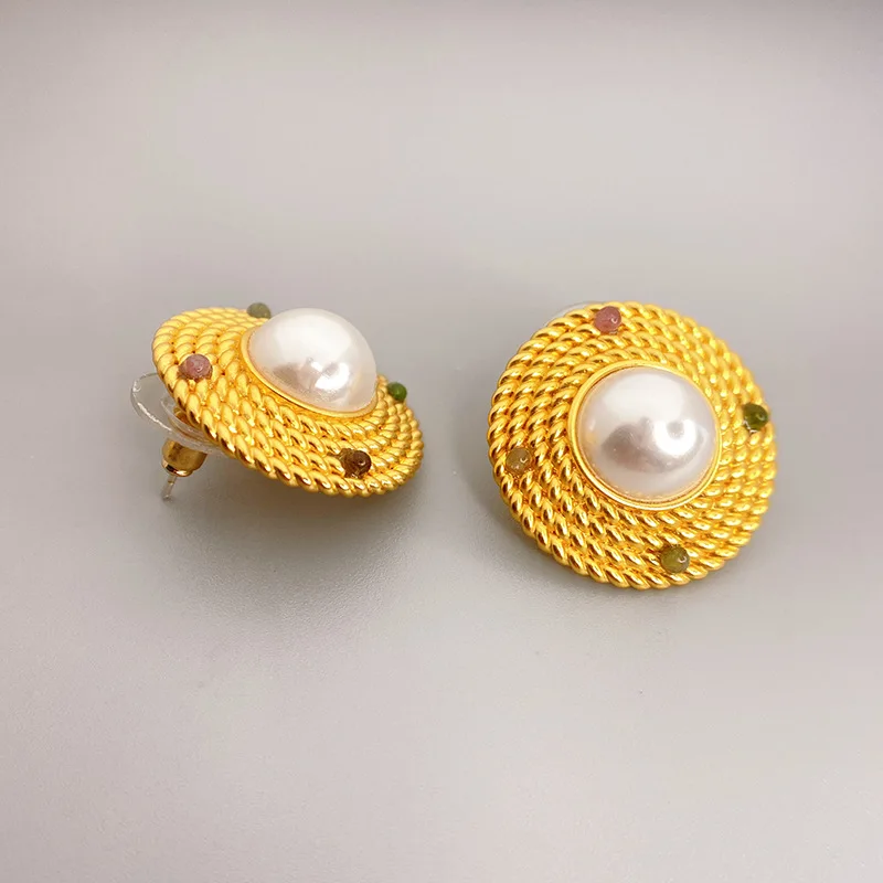 Позолоченные серьги-гвоздики с жемчугом в стиле барокко 
Позолоченные серьги-гвоздики с жемчугом в стиле барокко