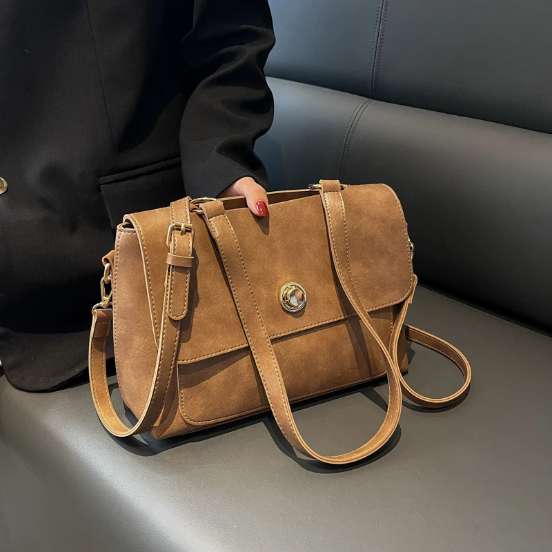 Women's retro mailman bag oilskin shoulder bag autumn and winter new style handbag shoulder bag women's mobile phone bag
Women's retro mailman bag oilskin shoulder bag autumn and winter new style handbag shoulder bag women's mobile phone bag