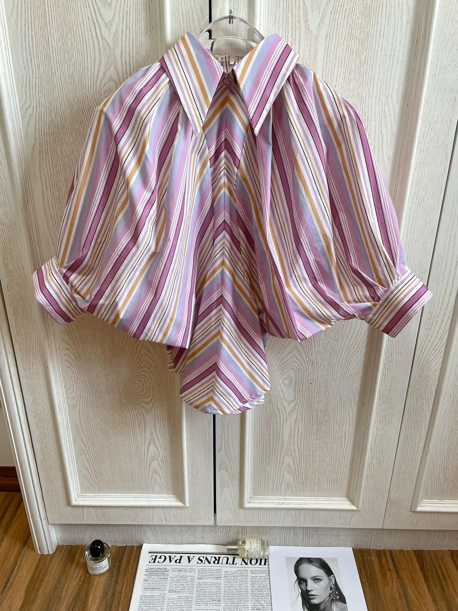 2022 Spring Striped Pointed Collar Shirts Women Tops Batwing Sleeve Pairs Chic Items High Quality Elegant Office Lady Luxury
2022 Spring Striped Pointed Collar Shirts Women Tops Batwing Sleeve Pairs Chic Items High Quality Elegant Office Lady Luxury