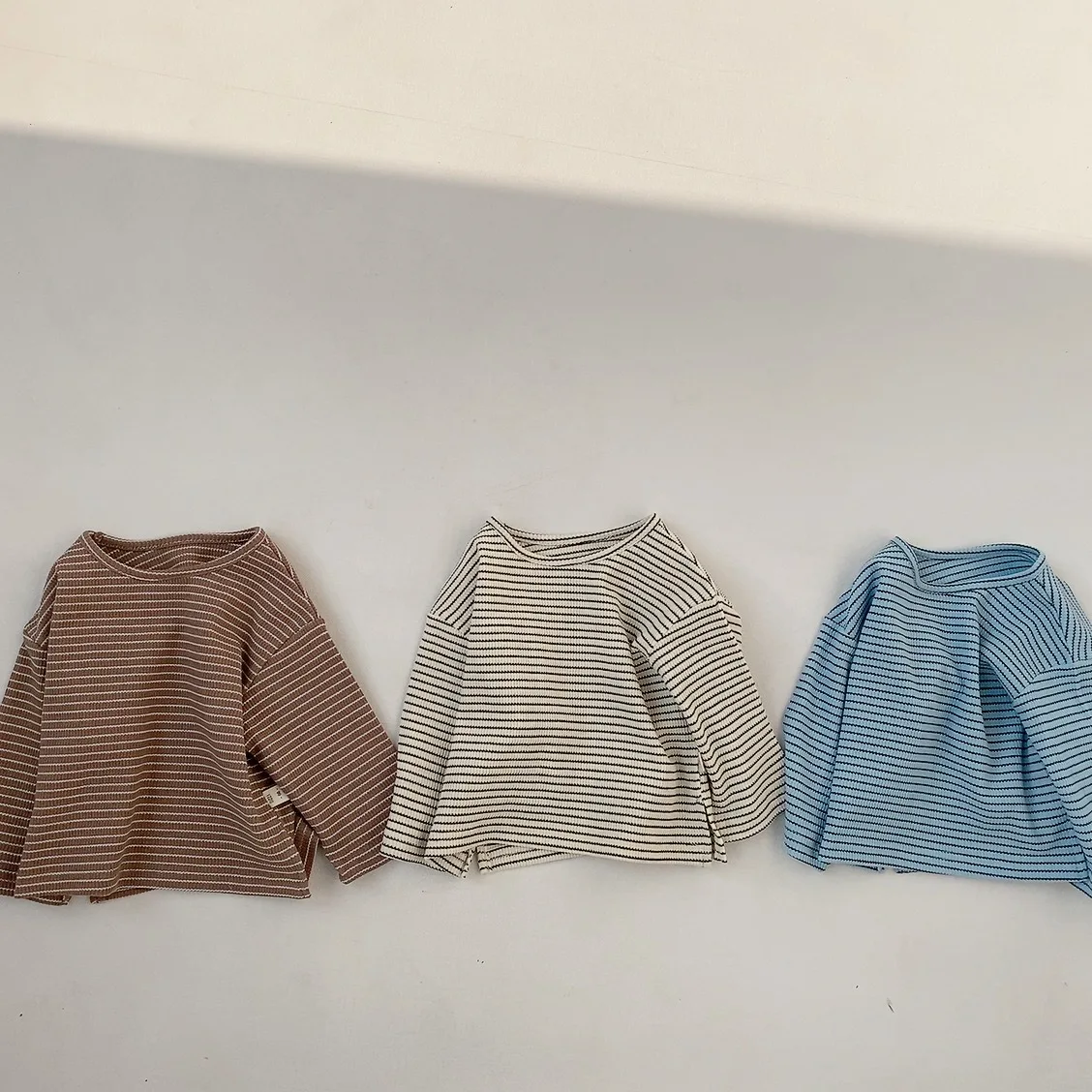 2022 Spring New Children Cotton T Shirt Loose Baby Long Sleeve Striped Tops Soft Comfortable Boys Bottoming Shirt Cute Girl Tee
2022 Spring New Children Cotton T Shirt Loose Baby Long Sleeve Striped Tops Soft Comfortable Boys Bottoming Shirt Cute Girl Tee