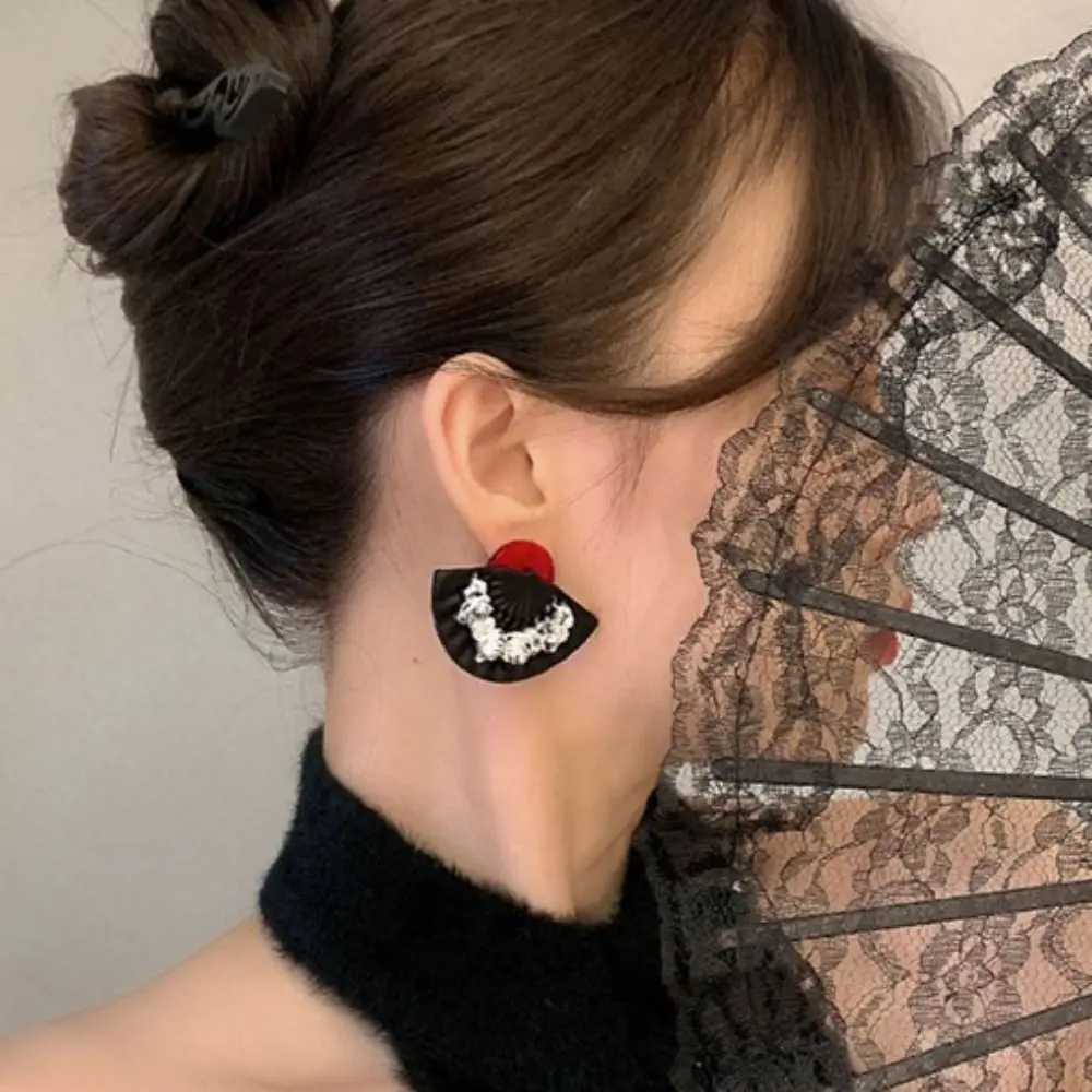 Chinese Style Folding Fan Earrings Women Exquisite Earrings Fashion Simple Ear Hook National Metal Silver Alloy Earrings Jewelry
Chinese Style Folding Fan Earrings Women Exquisite Earrings Fashion Simple Ear Hook National Metal Silver Alloy Earrings Jewelry
