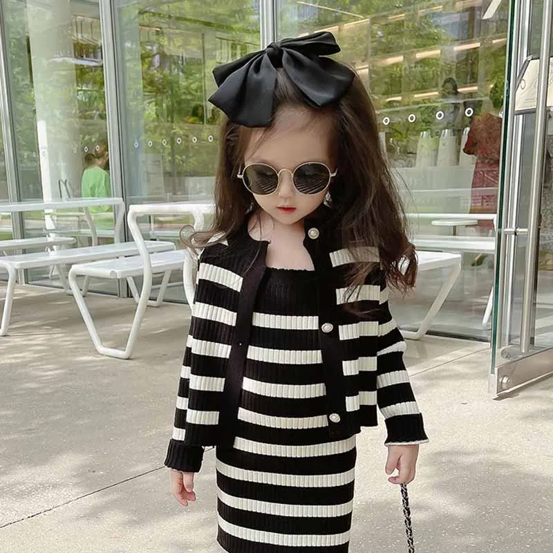 Весенне-осенний полосатый костюм для девочек, Детский кардиган в Корейском стиле, свитер, костюм для маленьких девочек, модная одежда с длинными рукавами
Весенне-осенний полосатый костюм для девочек, Детский кардиган в Корейском стиле, свитер, костюм для маленьких девочек, модная одежда с длинными рукавами