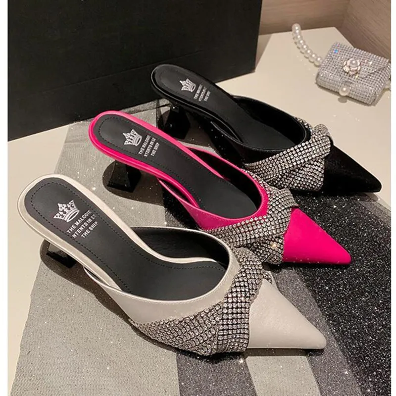 Летние шелковые женские тапочки Стразы Zapatos De Mujer однотонные туфли с острым носком женские мюли на тонком каблуке Модные женские Тапочки
Летние шелковые женские тапочки Стразы Zapatos De Mujer однотонные туфли с острым носком женские мюли на тонком каблуке Модные женские Тапочки