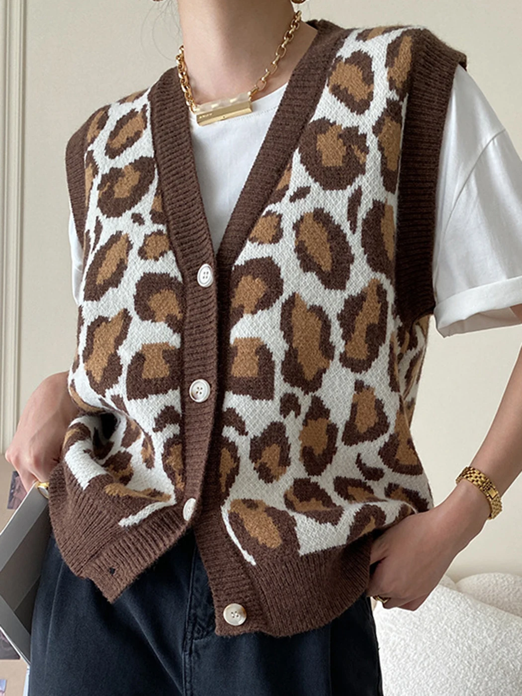 Женский трикотажный кардиган с леопардовым принтом, однобортный Кардиган без рукавов с V-образным вырезом, повседневный классический свите... 
Женский трикотажный кардиган с леопардовым принтом, однобортный Кардиган без рукавов с V-образным вырезом, повседневный классический свите...