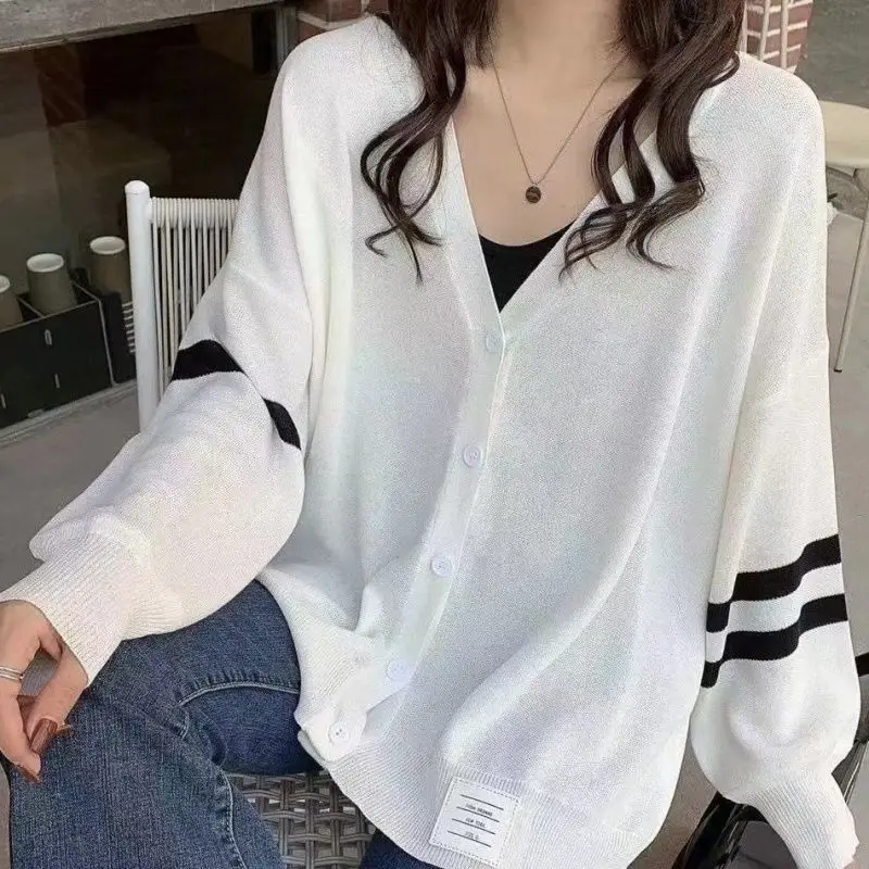 Breathable V-Neck Long Sleeve Summer Knitted Sunscreen Cardigan Women Thin Small Coat Open Stitch Elegant Knitwear Tops X177
Breathable V-Neck Long Sleeve Summer Knitted Sunscreen Cardigan Women Thin Small Coat Open Stitch Elegant Knitwear Tops X177