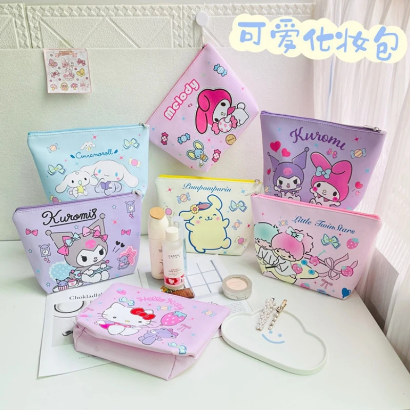 Косметичка Sanrio Kuromi Pachacoo Cinnamoroll, вместительные водонепроницаемые мешки из ПУ кожи на молнии, портативный удобный дорожный инструмент для хранения
Косметичка Sanrio Kuromi Pachacoo Cinnamoroll, вместительные водонепроницаемые мешки из ПУ кожи на молнии, портативный удобный дорожный инструмент для хранения