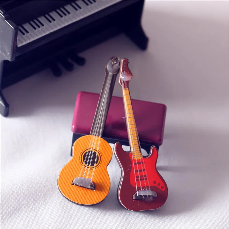Figurines 1:12 Dollhouse Miniature Mini Classic Guitar Model Toy Instrument for Home Decoration Wood Craft Kids Gifts Home Decor
Figurines 1:12 Dollhouse Miniature Mini Classic Guitar Model Toy Instrument for Home Decoration Wood Craft Kids Gifts Home Decor