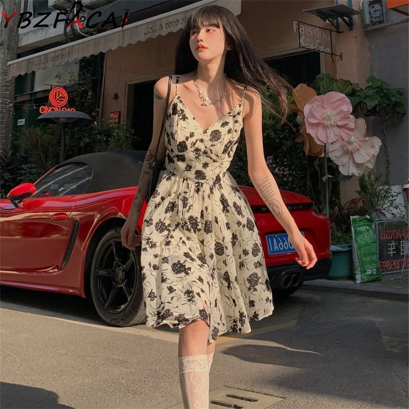 Women Elegant Sling Dress Summer Sleeveless V-Neck High Waist Rose Print Sling Dress Black White Rose Floral Short Skirt Fashion
Women Elegant Sling Dress Summer Sleeveless V-Neck High Waist Rose Print Sling Dress Black White Rose Floral Short Skirt Fashion