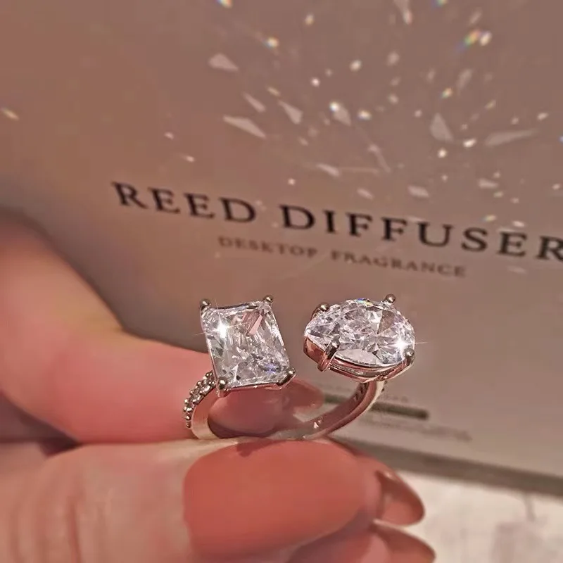 New Fashion Light Luxury Delicate Shiny Square Water Drop Geometric Zircon Ring Romantic Bride Wedding Ring Woman Jewelry
New Fashion Light Luxury Delicate Shiny Square Water Drop Geometric Zircon Ring Romantic Bride Wedding Ring Woman Jewelry
