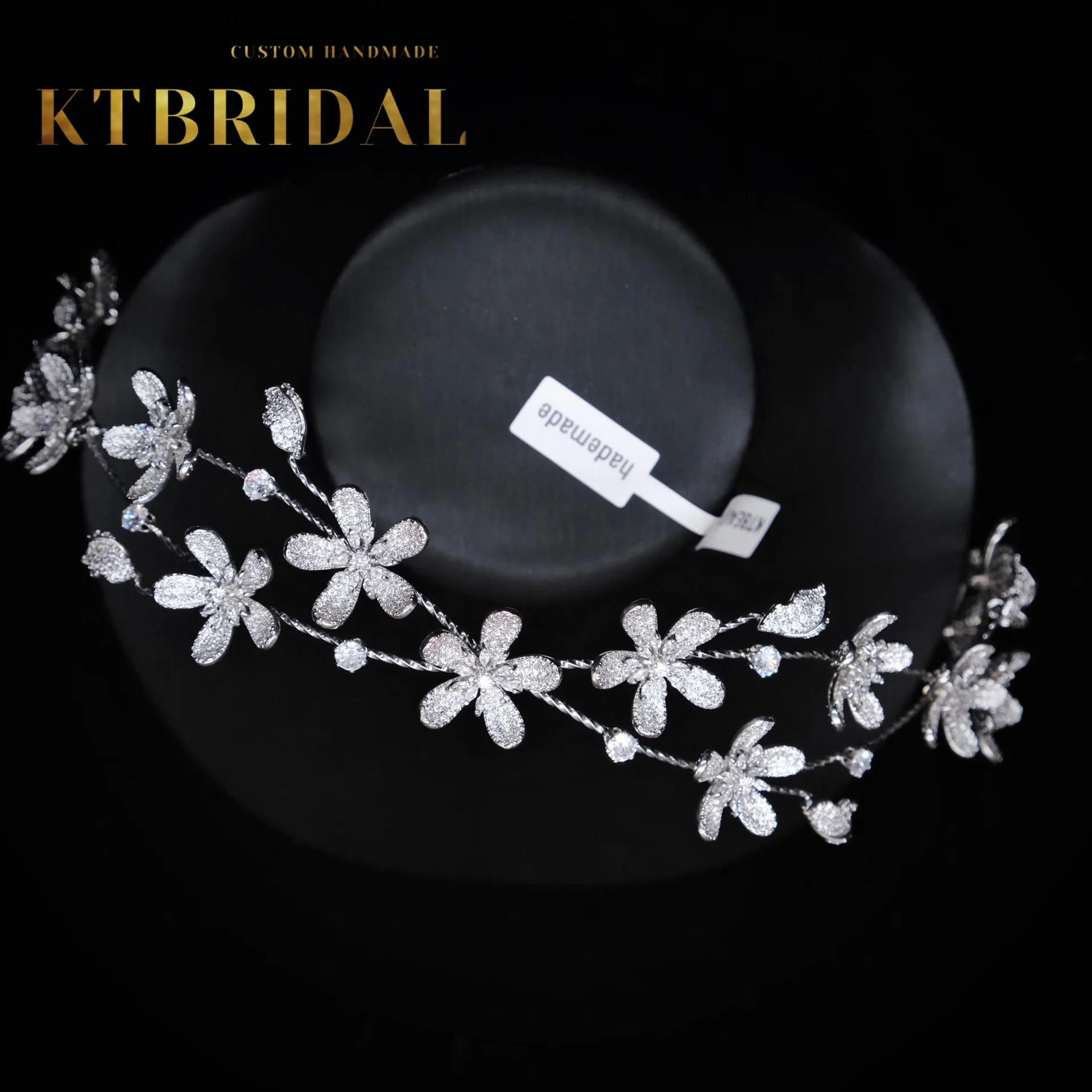Новинка KTBRIDAL тиара ручной работы головные уборы циркониевые Цветы Листья модные ювелирные изделия для женщин свадебный подарок аксессуары
Новинка KTBRIDAL тиара ручной работы головные уборы циркониевые Цветы Листья модные ювелирные изделия для женщин свадебный подарок аксессуары