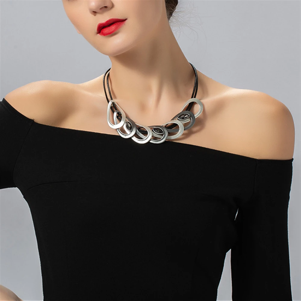 ALLYES Vintage Geometric Metal Charm Pendant Necklaces for Women Fashion Leather Choker Necklace Female Jewelry
ALLYES Vintage Geometric Metal Charm Pendant Necklaces for Women Fashion Leather Choker Necklace Female Jewelry