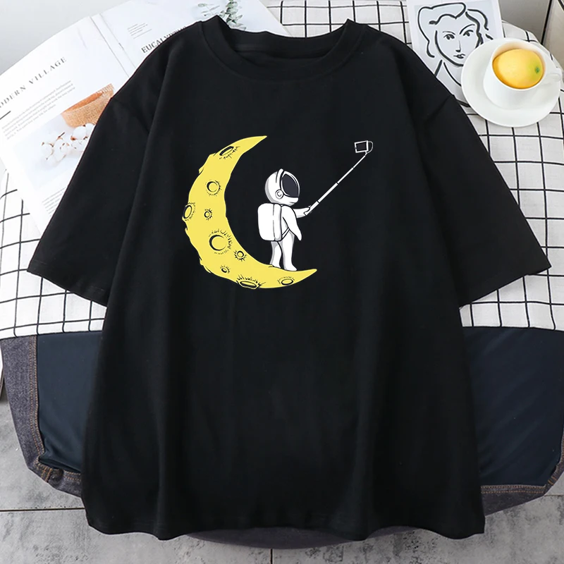 2023 New Astronaut Taking Selfie Moon Women's T-shirt Hip Hop Casual T-shirt 2023 Harajuku Fashion T-shirt Summer Black T-shirt
2023 New Astronaut Taking Selfie Moon Women's T-shirt Hip Hop Casual T-shirt 2023 Harajuku Fashion T-shirt Summer Black T-shirt