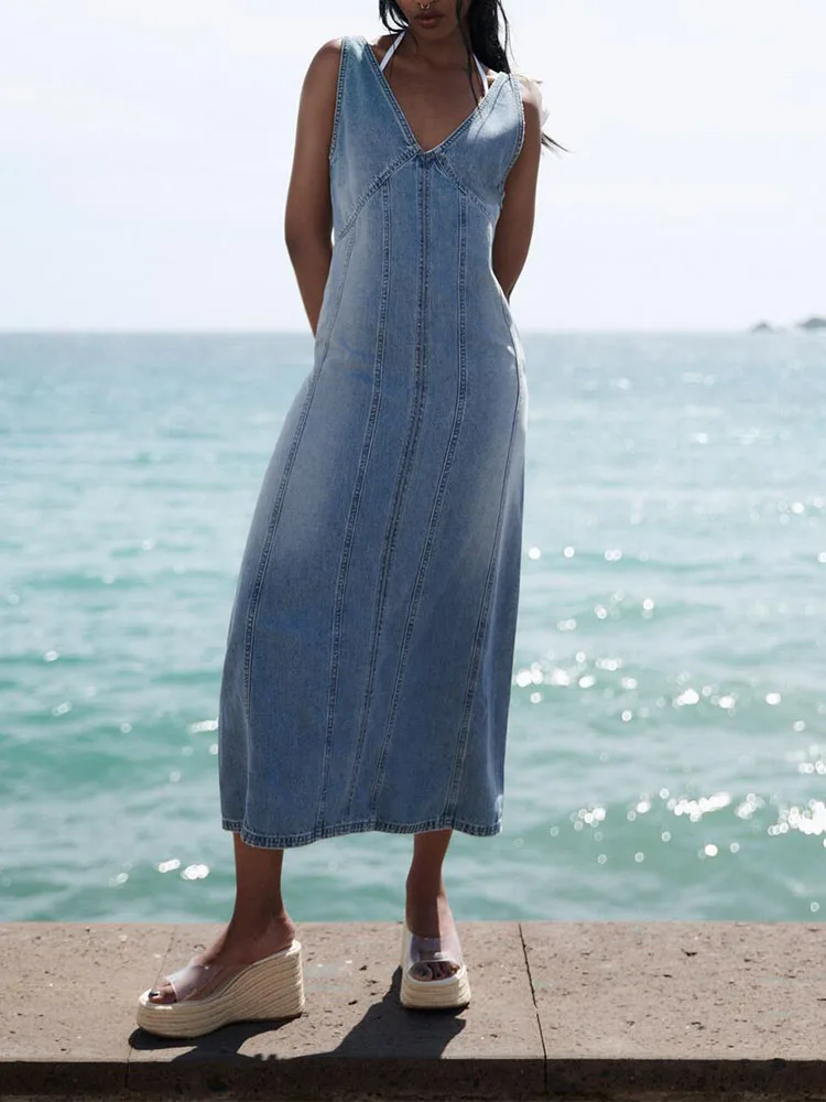 Платье женское джинсовое средней длины на бретельках с V-образным вырезом 
Платье женское джинсовое средней длины на бретельках с V-образным вырезом