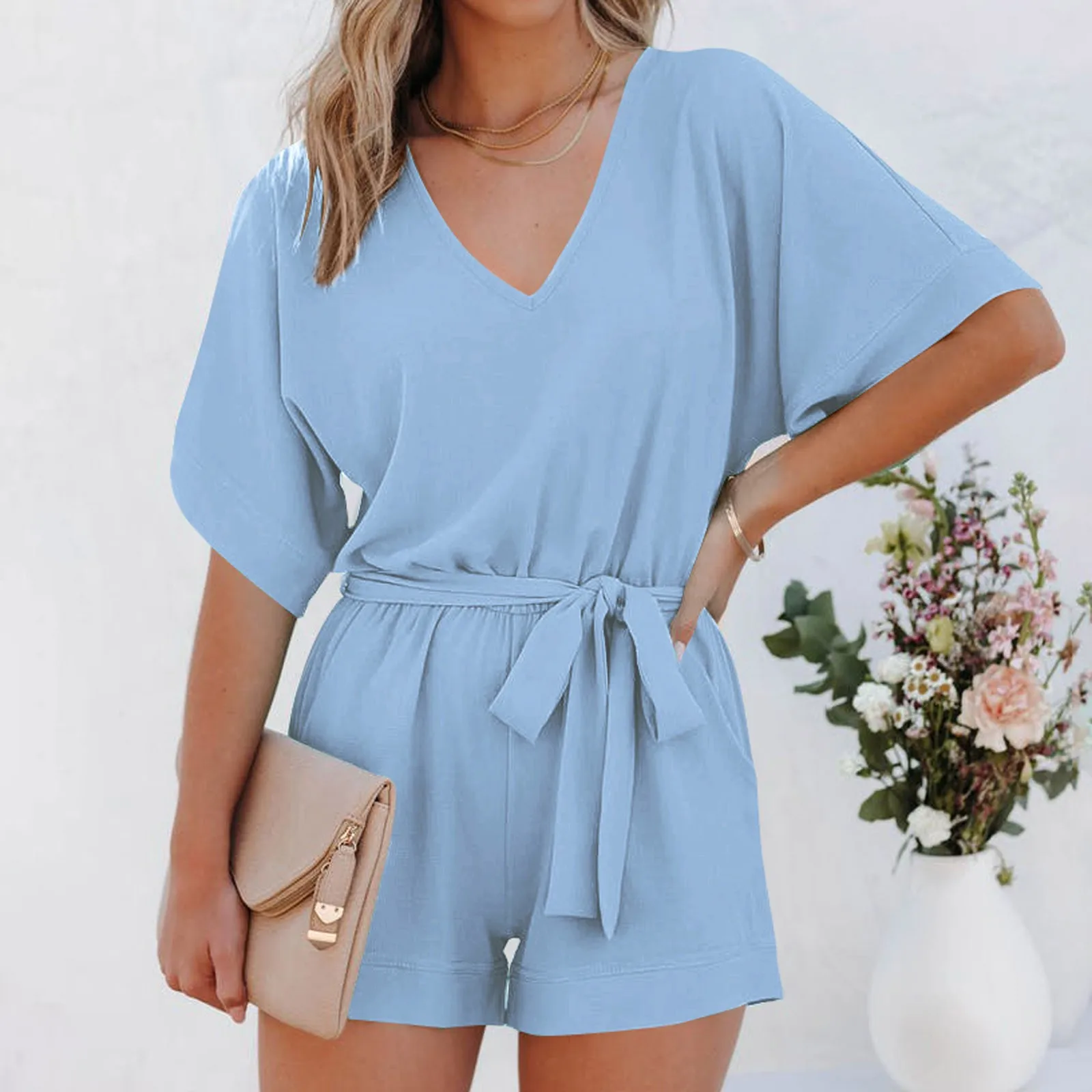 Комбинезон женский кожаный с V-образным вырезом и короткими шортами 
Комбинезон женский кожаный с V-образным вырезом и короткими шортами