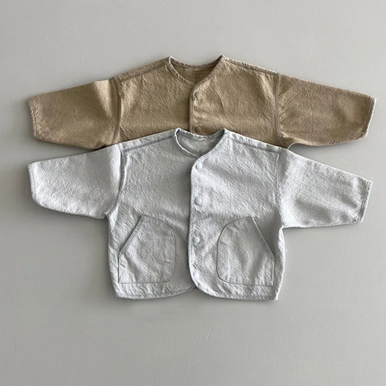 Осенняя одежда 2022, новое корейское модное повседневное однобортное пальто с двойным накладным карманом для мальчиков и девочек
Осенняя одежда 2022, новое корейское модное повседневное однобортное пальто с двойным накладным карманом для мальчиков и девочек