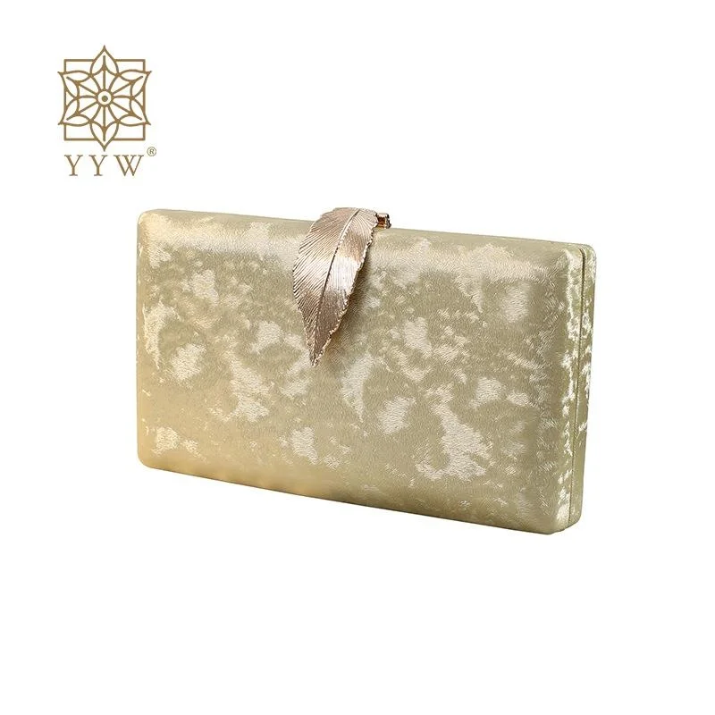 Женский металлический клатч-кошелек с цепочкой
Женский металлический клатч-кошелек с цепочкой