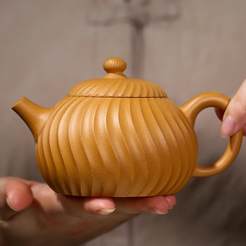 Yixing purple clay pot household teapot raw ore purple clay kung fu tea set handmade teapot gift 
Yixing purple clay pot household teapot raw ore purple clay kung fu tea set handmade teapot gift