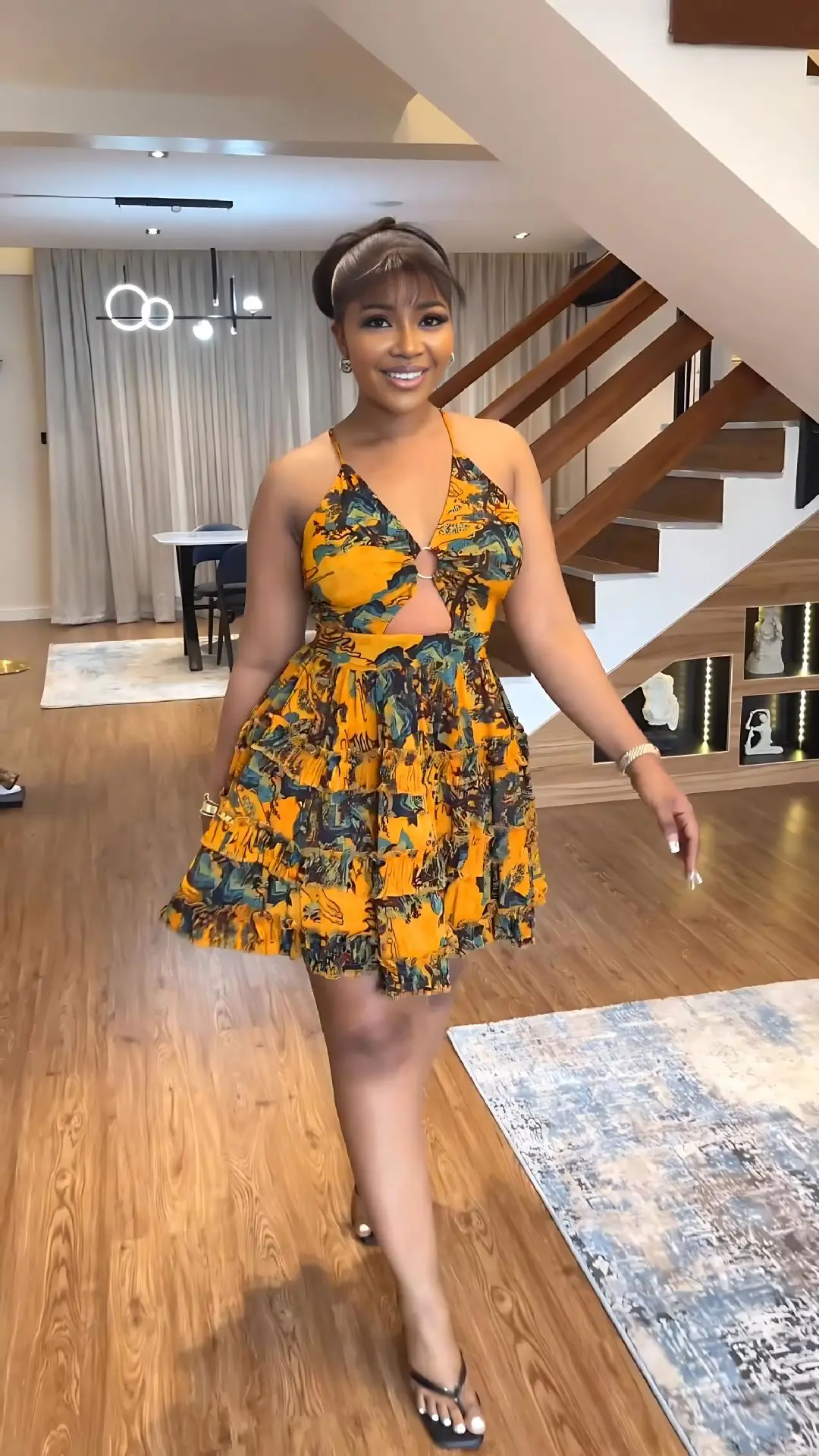 Летние повседневные короткие платья без рукавов с принтом плеч росы, Женское Сексуальное Милое Многоярусное мини-платье для отпуска в уличном стиле с открытой спиной 
Летние повседневные короткие платья без рукавов с принтом плеч росы, Женское Сексуальное Милое Многоярусное мини-платье для отпуска в уличном стиле с открытой спиной