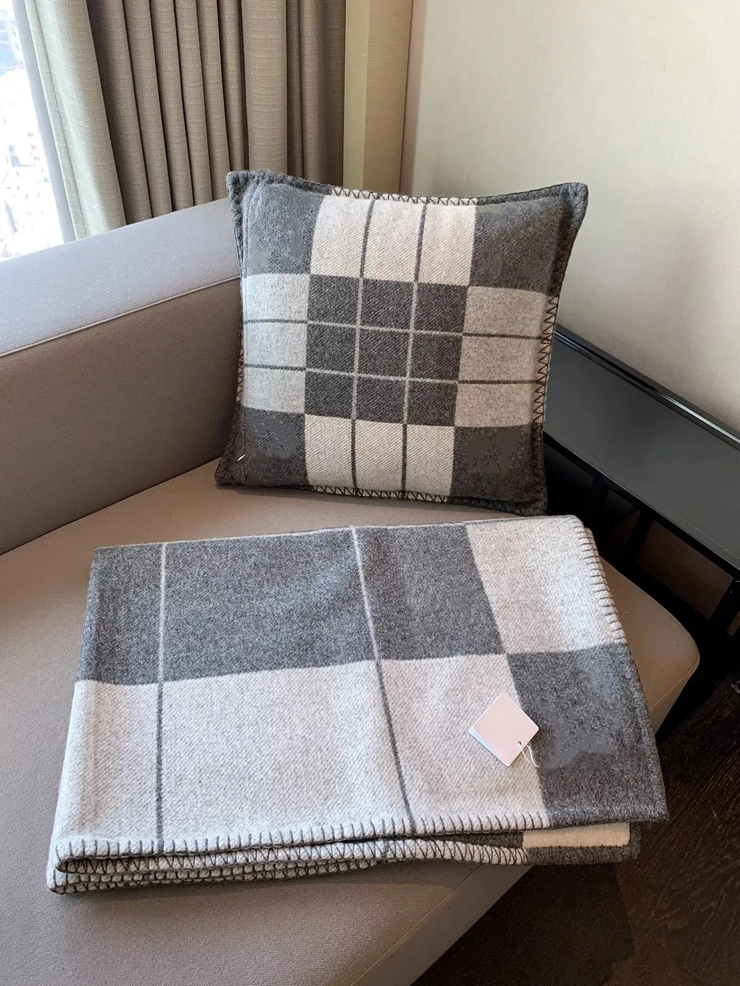Plaid H Blanket Brand Cashmere Designer Blankets for Beds Sofa Fleece Knitted Nap Throw Soft Wool Scarf Shawl Decorative Blanket
Plaid H Blanket Brand Cashmere Designer Blankets for Beds Sofa Fleece Knitted Nap Throw Soft Wool Scarf Shawl Decorative Blanket