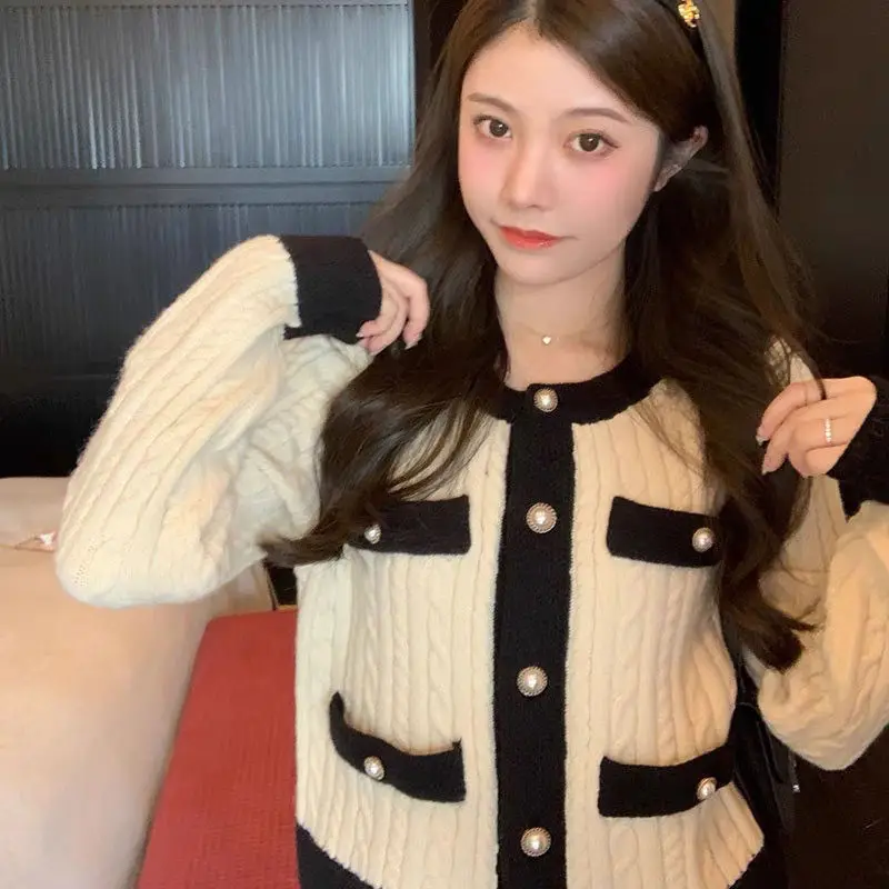 2022 new loose sweater cardigan coat women's spring and autumn bright silk short knitted coat top
2022 new loose sweater cardigan coat women's spring and autumn bright silk short knitted coat top
