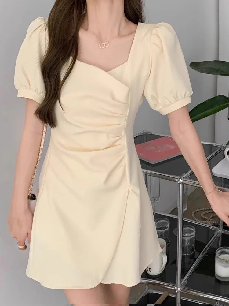 Летнее плиссированное платье с квадратным вырезом, молочно-желтого цвета
Летнее плиссированное платье с квадратным вырезом, молочно-желтого цвета