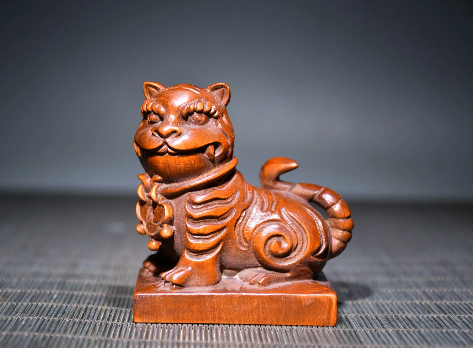3" Chinese Folk Collection Boxwood Zodiac Tiger Lucky Tiger statuette Gather fortune office ornament Town house Exorcism
3" Chinese Folk Collection Boxwood Zodiac Tiger Lucky Tiger statuette Gather fortune office ornament Town house Exorcism