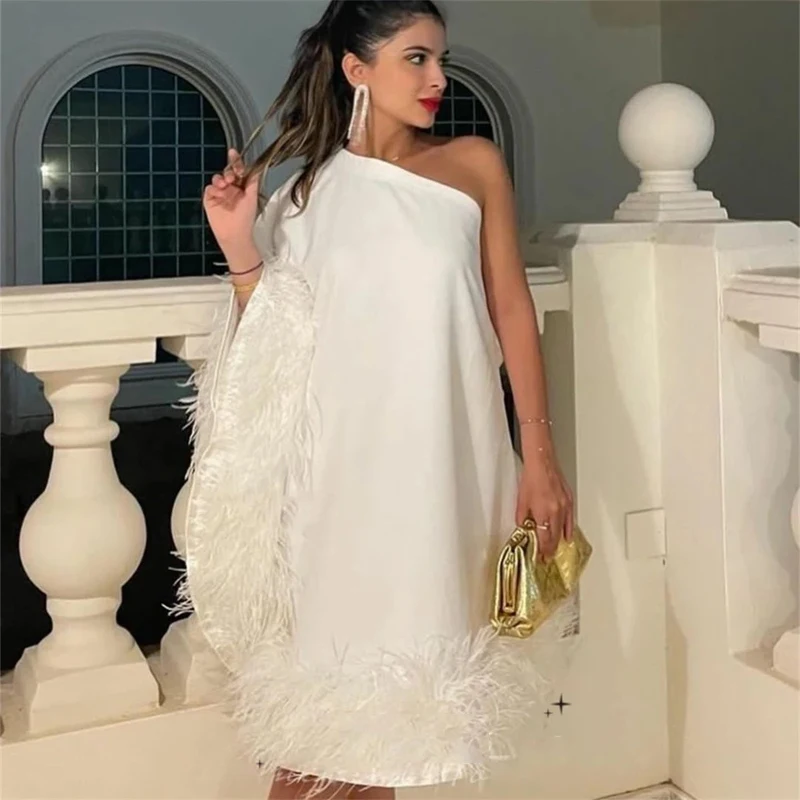 2023 White Queen Feather Crimping Evening Dress One Shoulder Cape Prom Dreses Silk Satin Short Party Dress
2023 White Queen Feather Crimping Evening Dress One Shoulder Cape Prom Dreses Silk Satin Short Party Dress