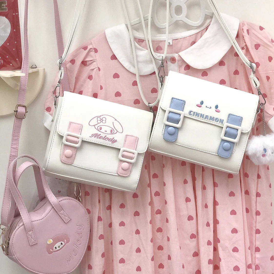 

Милый рюкзак-мессенджер Sanrios в стиле преппи, сумка-мессенджер через плечо, аниме Kuromi Cinnamoroll My Melody, милый мультяшный подарок на день рождения