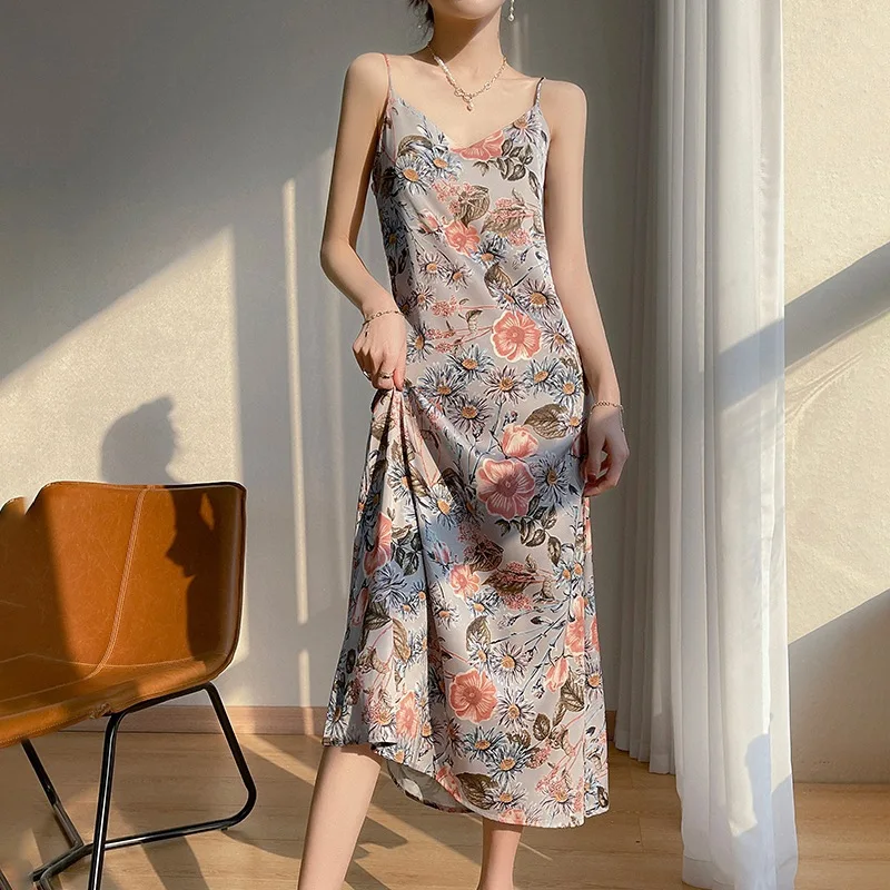 Шелковые подтяжки из уксусной кислоты имеют ощущение нишевой одежды. Женские летние длинные юбки и облегающие атласные подтяжки.
Шелковые подтяжки из уксусной кислоты имеют ощущение нишевой одежды. Женские летние длинные юбки и облегающие атласные подтяжки.