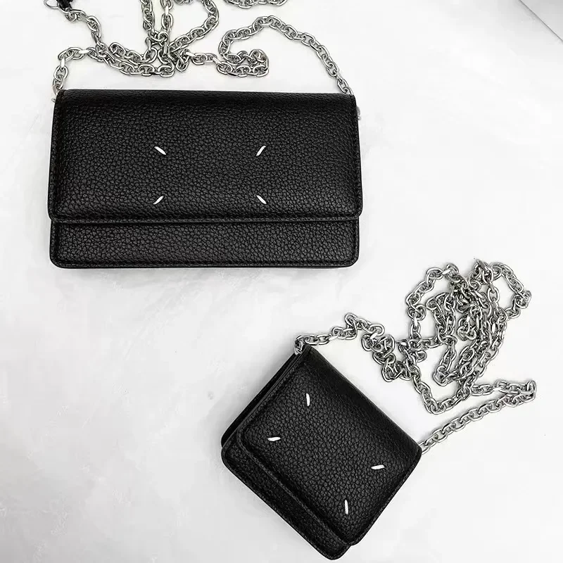 MM6 Brand Margiela Crossbody Bag Men Women MM6 Lychee Pattern Leather Metal Chain Splicing Simple Logo Fashion Business
MM6 Brand Margiela Crossbody Bag Men Women MM6 Lychee Pattern Leather Metal Chain Splicing Simple Logo Fashion Business