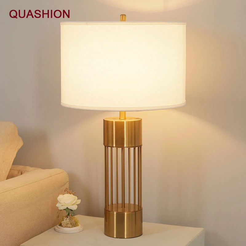 Скандинавские современные золотые металлические полые Настольные светильники E27, роскошный тканевый абажур, американская креативная декоративная настольная лампа для кабинета, отеля 
Скандинавские современные золотые металлические полые Настольные светильники E27, роскошный тканевый абажур, американская креативная декоративная настольная лампа для кабинета, отеля