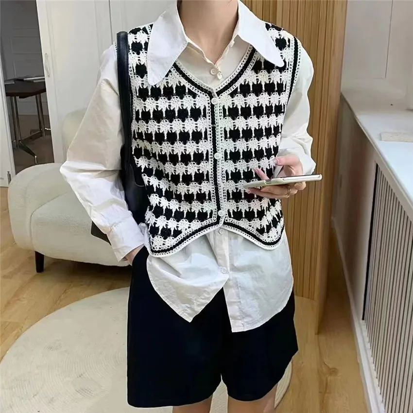 Women V-Neck Hollow Out Crochet Vest Sleeveless Jacket Striped Waistcoat Knitted Cardigan Mujer Crop Top
Women V-Neck Hollow Out Crochet Vest Sleeveless Jacket Striped Waistcoat Knitted Cardigan Mujer Crop Top