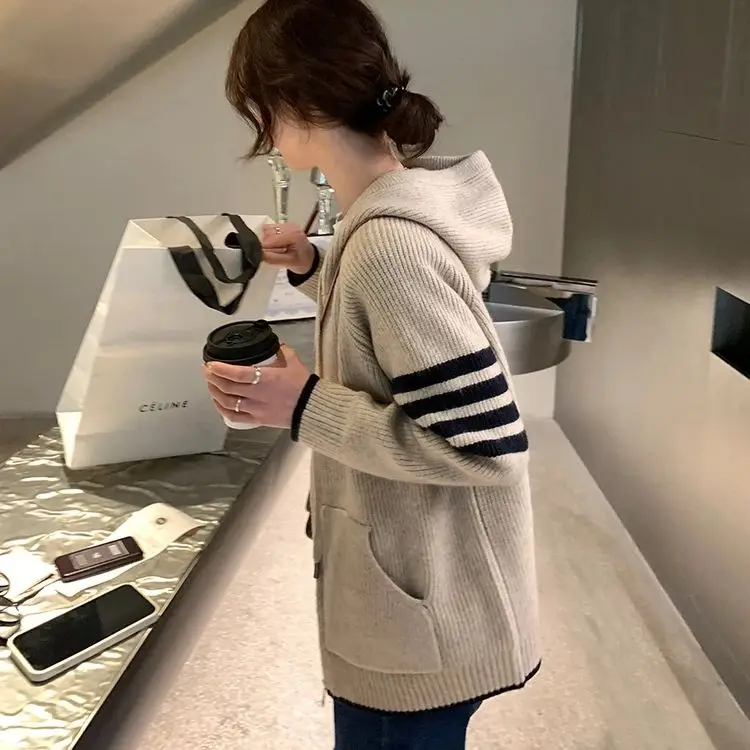 Autumn and winter new hooded TB four-bar sweater cardigan loose college men and women Korean style loose jacket
Autumn and winter new hooded TB four-bar sweater cardigan loose college men and women Korean style loose jacket