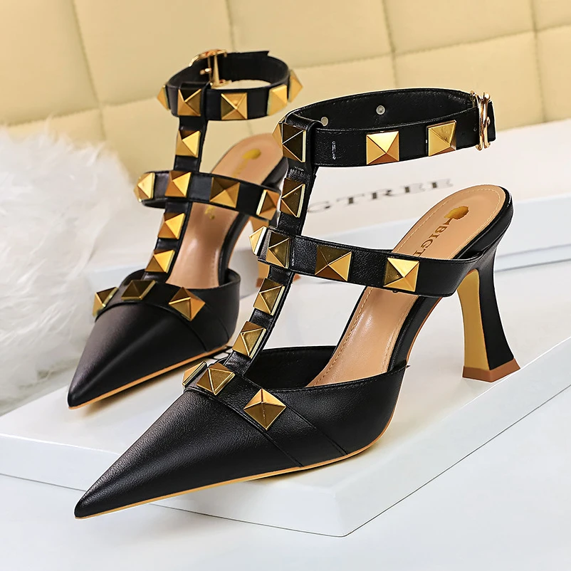 New Design Rivet Decoration Women Sandals Summer Pointed Fashion Open Toe Ankle Buckle Strap Shoes Ladies Square High Heels
New Design Rivet Decoration Women Sandals Summer Pointed Fashion Open Toe Ankle Buckle Strap Shoes Ladies Square High Heels