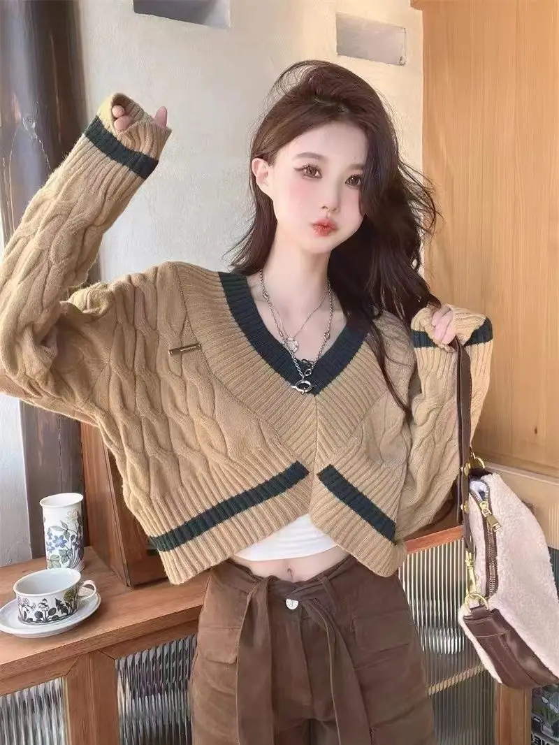 Spice Girl ins Short Sweater Pullover Women 2023 New Autumn and Winter Popular V-Neck Casual Long Sleeve Pullover Knitwear
Spice Girl ins Short Sweater Pullover Women 2023 New Autumn and Winter Popular V-Neck Casual Long Sleeve Pullover Knitwear