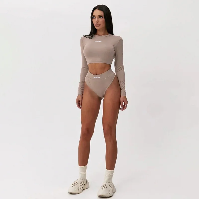 Женская футболка с круглым вырезом и вышивкой алфавита 
Женская футболка с круглым вырезом и вышивкой алфавита