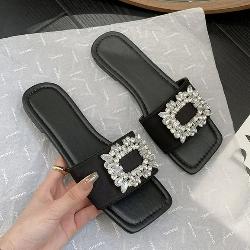 New Brand Women Slipper Fashion Bling Rhinestone Buckle Beach Slides Summer Sandal Shoes Open Toe Flip Flop Women Shoes
New Brand Women Slipper Fashion Bling Rhinestone Buckle Beach Slides Summer Sandal Shoes Open Toe Flip Flop Women Shoes