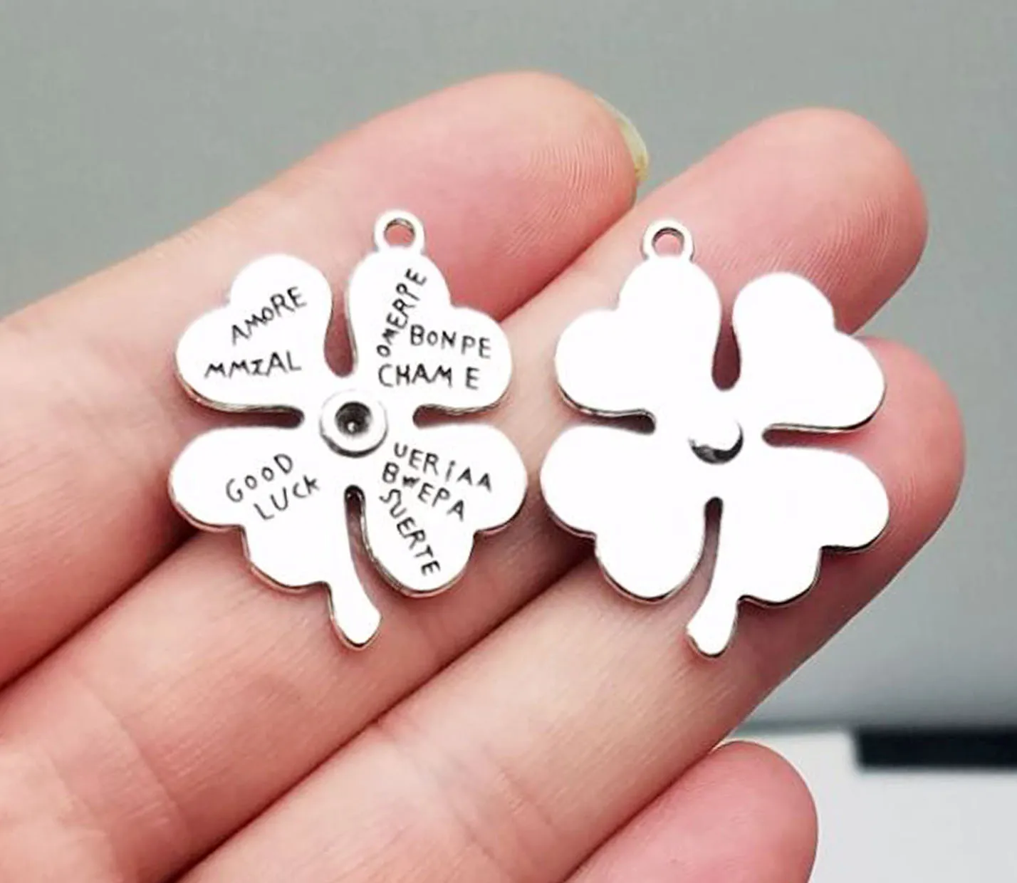 15pcs/lot--30x25mm Antique Silver Plated Good Luck Clover Charms St.Patrick Pendants DIY Supplies Jewelry Findings Accessories
15pcs/lot--30x25mm Antique Silver Plated Good Luck Clover Charms St.Patrick Pendants DIY Supplies Jewelry Findings Accessories