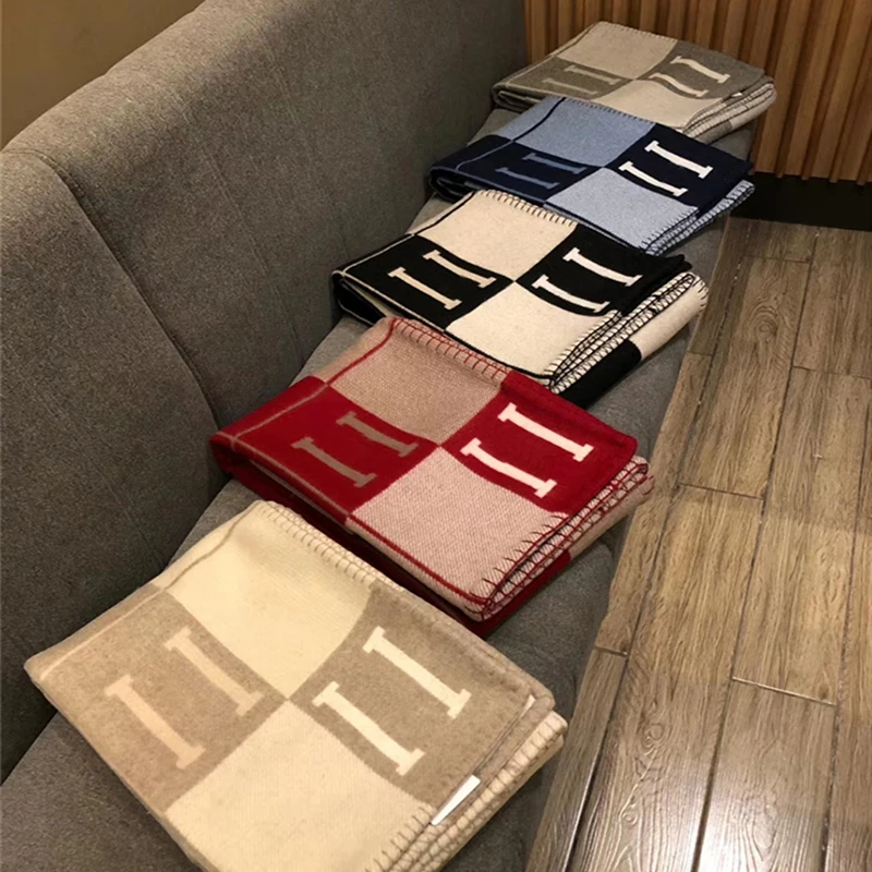 Fast Shipping DHL 1500g H blanket European and American nobles luxury thick shawl scarf, thick air conditioning sofa blanket
Fast Shipping DHL 1500g H blanket European and American nobles luxury thick shawl scarf, thick air conditioning sofa blanket