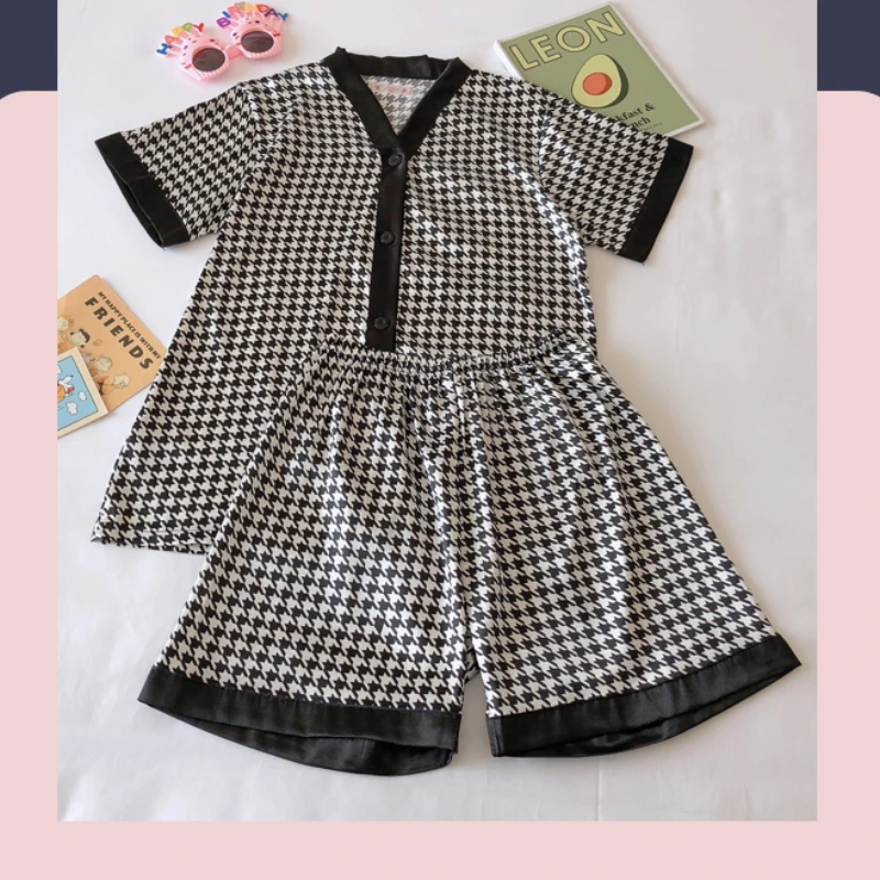 Print Houndstooth Loose Satin Pajamas with Shorts for Women Summer Sleepwear Home Suit Silk 2 Pieces Pajama Sets Ladies Pyjamas
Print Houndstooth Loose Satin Pajamas with Shorts for Women Summer Sleepwear Home Suit Silk 2 Pieces Pajama Sets Ladies Pyjamas