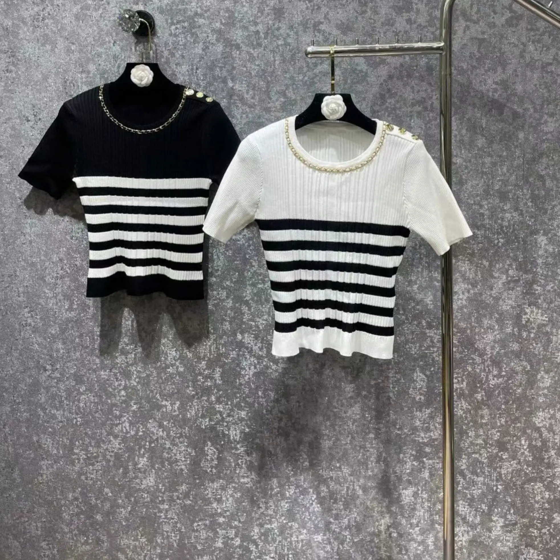 Женская Летняя трикотажная футболка с коротким рукавом и металлической пряжкой
Женская Летняя трикотажная футболка с коротким рукавом и металлической пряжкой