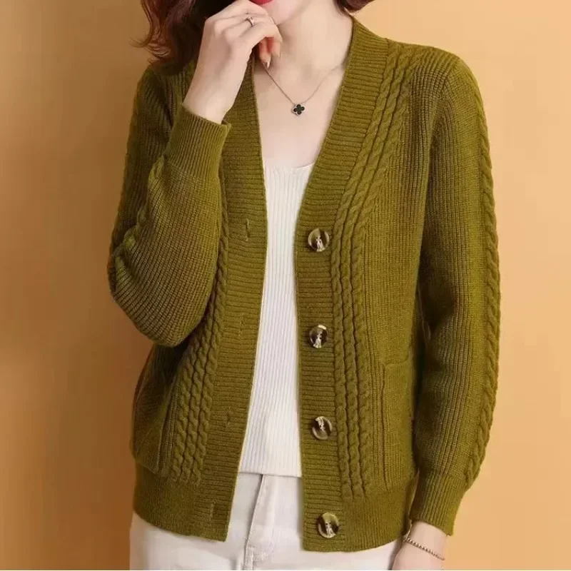 2023 Autumn New Thickened Knitted Cardigan Trendy Women's Top Loose Long Sleeve Pocket Short Sweater Coat 
2023 Autumn New Thickened Knitted Cardigan Trendy Women's Top Loose Long Sleeve Pocket Short Sweater Coat