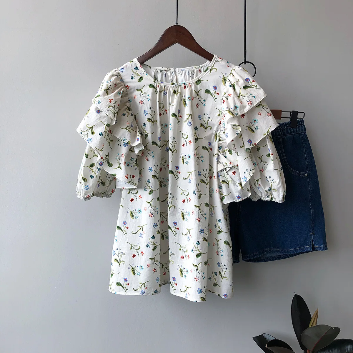 SuperAen Floral Printing Shirts Women's 2022 Summer New Design Vintage O Neck Ruffle Loose Top
SuperAen Floral Printing Shirts Women's 2022 Summer New Design Vintage O Neck Ruffle Loose Top