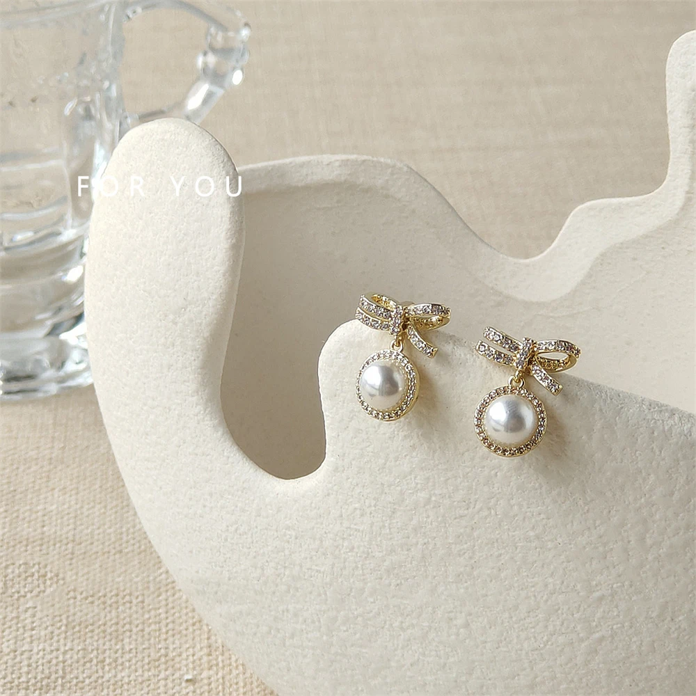 Korean Style Elegant Pearl Earring Inlaid Cubic Zirconia Bowknot Earrings For Women Fashion Jewelry Accessories Gift 
Korean Style Elegant Pearl Earring Inlaid Cubic Zirconia Bowknot Earrings For Women Fashion Jewelry Accessories Gift