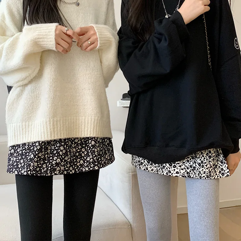 New Women Short Skirts Floral Printed Elastic Waist Loose Fit Street Style Buttock Curtain Skirts Casual Simple Bottoms Hot Sale
New Women Short Skirts Floral Printed Elastic Waist Loose Fit Street Style Buttock Curtain Skirts Casual Simple Bottoms Hot Sale
