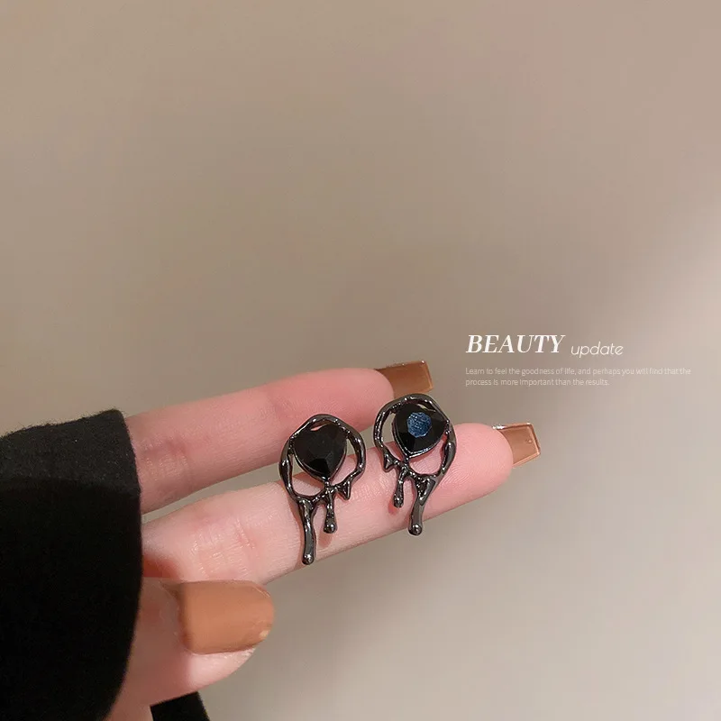 Silver Needle, Korean Diamond Earrings, Love Minority Design, Lava, Water Drop Temperament, Metal Cold Wind
Silver Needle, Korean Diamond Earrings, Love Minority Design, Lava, Water Drop Temperament, Metal Cold Wind