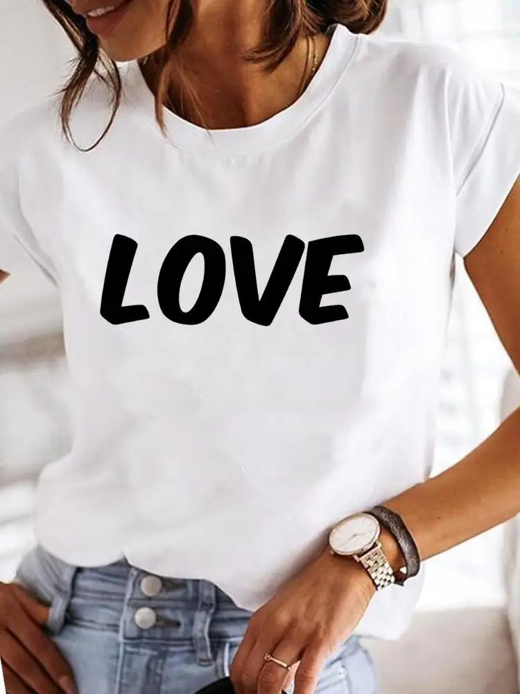 Футболка женская летняя с принтом и надписью Love, модная Повседневная рубашка с коротким рукавом, с графическим принтом, в стиле 90-х
Футболка женская летняя с принтом и надписью Love, модная Повседневная рубашка с коротким рукавом, с графическим принтом, в стиле 90-х